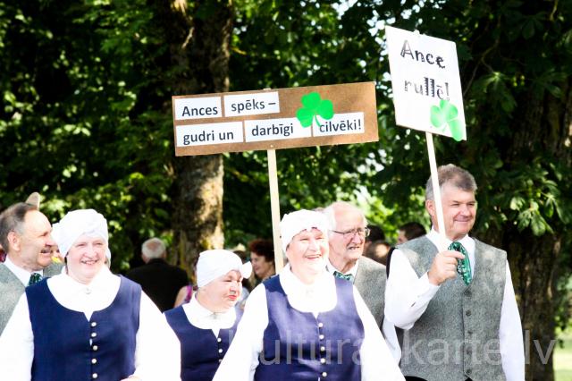 "Laimīgs laukos!"